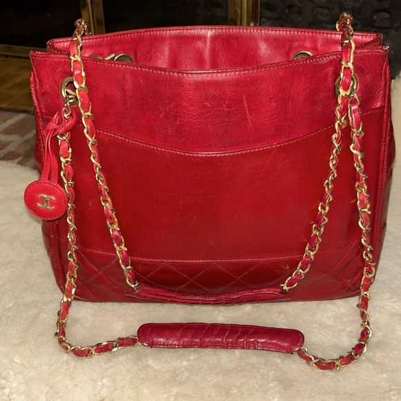 CHANEL RED LEATHER QUILTED VINTAGE SHOULDER BAG - Picture 4 of 17